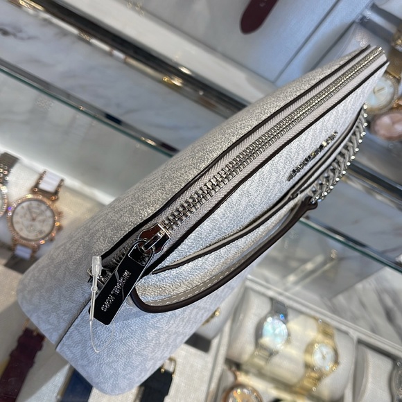 Michael Kors Jet Set Travel Medium Signature Logo Dome Crossbody Satchel Bag
NWT - Picture 4 of 16